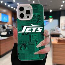 Funda para teléfono Jets Game Day Newspaper Collage compatible con  17,  16 Pro Max,  15 Pro Max,  13 y  12. Fabricada en TPU resistente para una protección óptima contra golpes y caídas. Esta funda presenta una dinámica combinación de titulares e imágenes deportivas vintage, perfecta para los aficionados. Un regalo ideal para familiares, amigos y amantes del deporte, y una forma fantástica de celebrar cualquier ocasión, como cumpleaños, días festivos o celebraciones de partidos. - Plateado - Ver 2