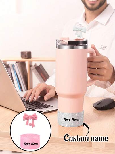 1 PC Customized Name Glitter Silicone Cup Sleeve With Bow-Style Straw Cap And Dust Cap Suitable For 40oz Insulated Mugs, This Personalized Text Cup Sleeve Features A Non-Slip, Scratch-Resistant Base. Ideal For Daily Commutes, Office Use, And Outdoor Activities, It's A Perfect Christmas, Birthday, And Valentine's Day Gift For Coffee Lovers, And Also An Ideal Holiday Gift For Mother's Day.