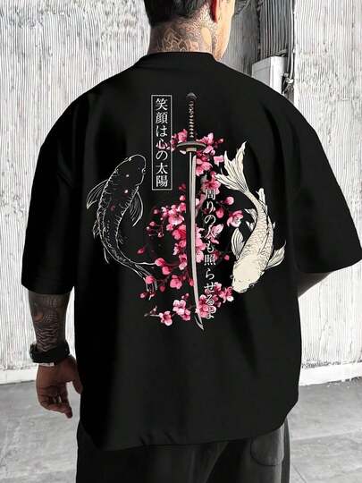 Camiseta de Hombre Estilo Samurai Japonés con Estampado de Peces Koi en la Espalda - Camiseta Holgada Casual de Verano con Diseño de Espada y Flores de Cerezo, Camiseta Transpirable de Cuello Redondo para Vestir Casual, Regalos, Temporada Escolar - Estilo Unisex, Tejido Cómodo, Camiseta Japonesa, Idea de Regalo, Diseño Artístico, Construcción Duradera, Top Estampado, Fans del Anime, Moda Streetwear, Diseño Moderno, Material Ligero, Top de Manga Corta, Amantes de Urbana, Camiseta de Hom