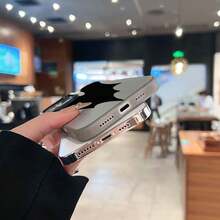 Funda de murciélago para móvil, diseñada con un elegante logotipo negro y minimalista, compatible con los modelos  17,  16,  16 Pro Max,  15,  15 Pro Max,  14,  13,  12 y  11 Pro. Fabricada en TPU, ofrece protección a prueba de golpes. Perfecta para familiares, amigos, niños, cumpleaños, primavera, vacaciones, novios, novias y San Valentín. - Negro - Ver 5