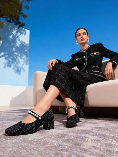 女士优雅法式黑色格纹方头粗跟套脚凉鞋，饰以珍珠，舒适柔软，适合春秋季穿着。
