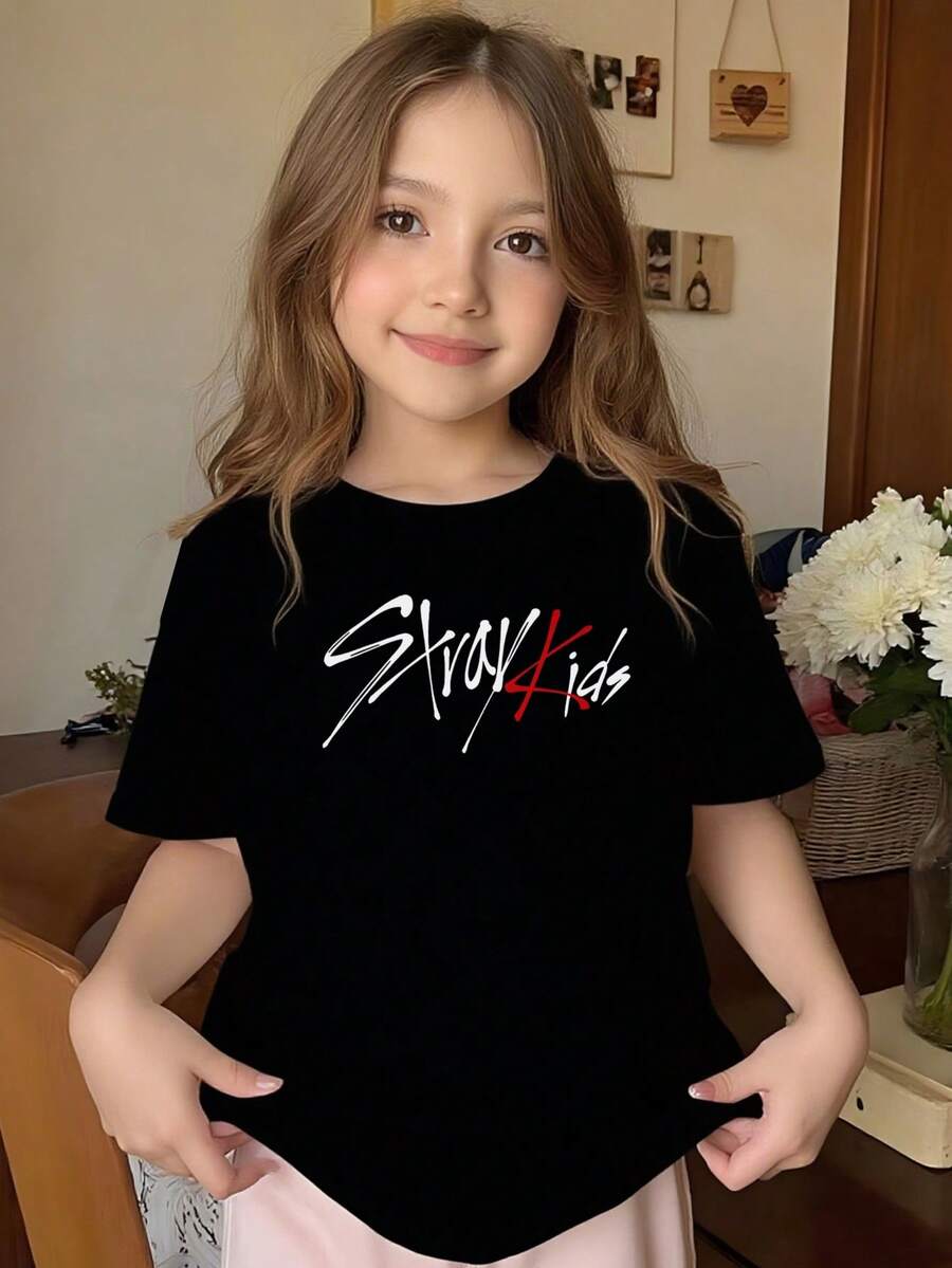 Youngsters' Cotton Round Neck T-Shirt, Stray Away Style Kids Shirt, Black Tee With Band Name Logo, Kids T-Shirt Durable Stray Away Youngsters Rock Star Album Merch T-Shirt, Regular Length, K-Pop Concert, Band Name Art Print Tops, KPop Fan Stray Away Gift, Fan Made Shirt, Perfect For Concerts & Holidays, Fashion K-Pop Concert, K-Pop Unisex T-Shirt. - 黑色 - 查看 1