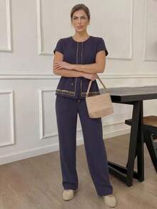 A&DD MODA, REF: AS1990 - Women's Set Consisting Of A Short-Sleeved Blouse And Pants. The Blouse Has A Round Neckline With Details And Buttons. The Pants Have A Straight Cut For A Slimming Effect. This Casual Yet Elegant Set Is Ideal For Special Occasions And Social Events, Creating A Complete And Sophisticated Look. - 藏蓝色 - 查看 5