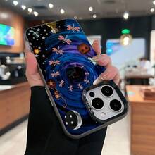 El mundo surrealista de : un sueño fantástico con diversas criaturas. Esta elegante funda rosa es compatible con los modelos  17, 16, 15, 14 Pro Max, 13, 12, 11, XR y XS Plus. Fabricada en silicona TPU, ofrece protección contra golpes y caídas, además de una sensación superior. Es un regalo ideal para familiares, amigos y seres queridos, y una opción perfecta para Año Nuevo. - Negro - Ver 4