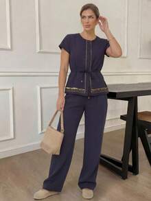 A&DD MODA, REF: AS1990 - Women's Set Consisting Of A Short-Sleeved Blouse And Pants. The Blouse Has A Round Neckline With Details And Buttons. The Pants Have A Straight Cut For A Slimming Effect. This Casual Yet Elegant Set Is Ideal For Special Occasions And Social Events, Creating A Complete And Sophisticated Look. - 藏蓝色 - 查看 1
