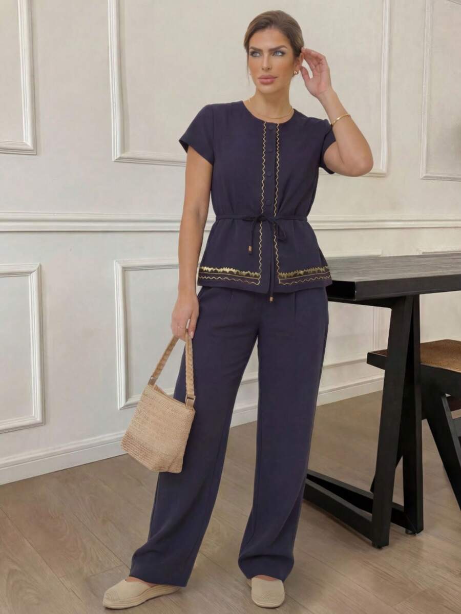 A&DD MODA, REF: AS1990 - Women's Set Consisting Of A Short-Sleeved Blouse And Pants. The Blouse Has A Round Neckline With Details And Buttons. The Pants Have A Straight Cut For A Slimming Effect. This Casual Yet Elegant Set Is Ideal For Special Occasions And Social Events, Creating A Complete And Sophisticated Look. - 藏蓝色 - 查看 1