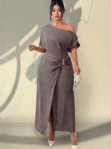 فستان أنيق للمرأة ذات الحجم الكبير بلون أحادي مع تصميم رفرفة غير متماثل وشق مزين بأزرار معدنية - أرجواني مغبر - مشاهدة 1