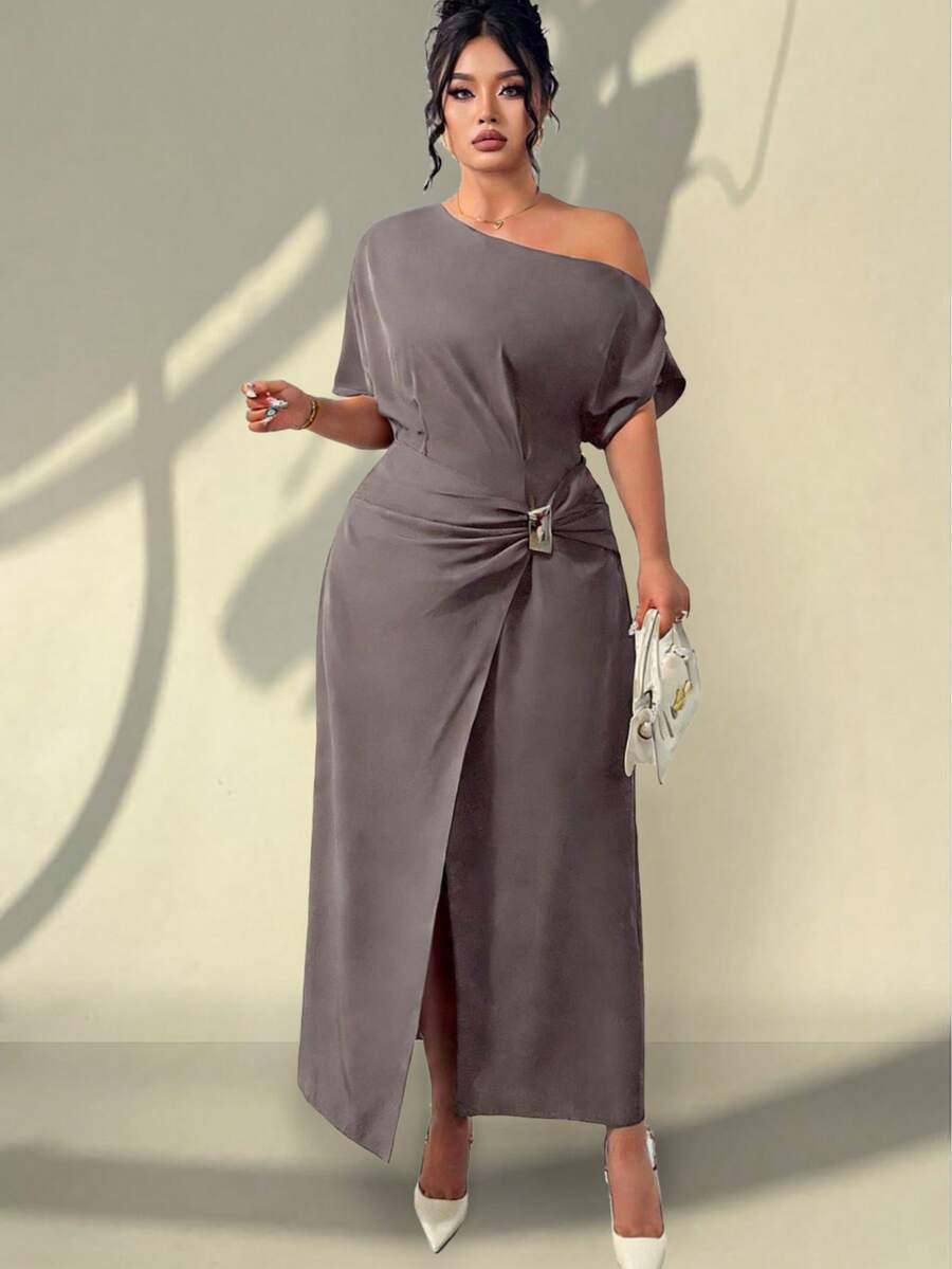 فستان أنيق للمرأة ذات الحجم الكبير بلون أحادي مع تصميم رفرفة غير متماثل وشق مزين بأزرار معدنية - أرجواني مغبر - مشاهدة 1