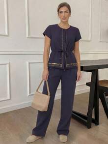 A&DD MODA, REF: AS1990 - Women's Set Consisting Of A Short-Sleeved Blouse And Pants. The Blouse Has A Round Neckline With Details And Buttons. The Pants Have A Straight Cut For A Slimming Effect. This Casual Yet Elegant Set Is Ideal For Special Occasions And Social Events, Creating A Complete And Sophisticated Look. - 藏蓝色 - 查看 6
