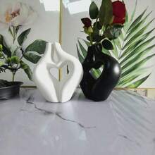 Jarrón minimalista y abstracto con forma de corazón hueco - Ornamento de aspecto cerámico elegante | Accesorio de decoración moderna perfecto para sala de estar y entrada (Opciones en negro/blanco) - Multicolor - Ver 4