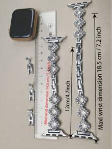 全新表带，兼容 4/5/6/7/8/SE，新款手镯式表带，女士银色手镯式表带，采用钻石花朵设计，搭配螺旋金属表带，兼容 38/40/41/42/44/45/46/49毫米表带，兼容 Ultra/SE/1/2/3/4/5/6/7/8/9/10系列，时尚优雅，适合日常、休闲、商务场合。