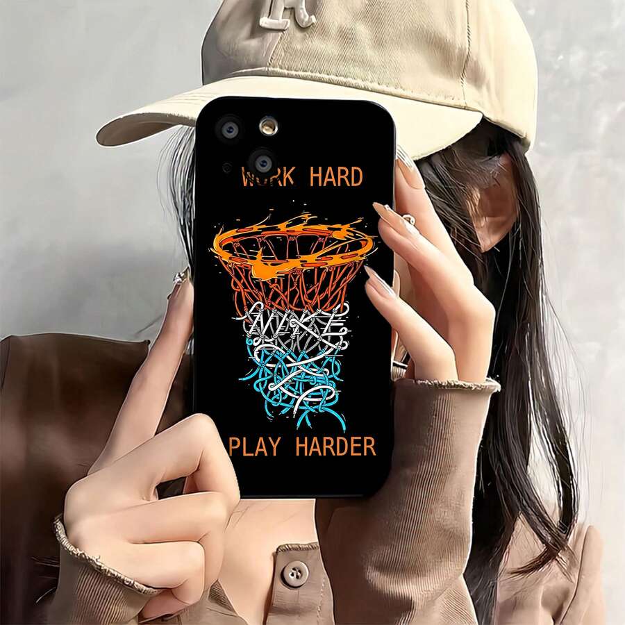 Canasta de baloncesto con texto motivacional sobre fondo negro. Esta elegante funda es compatible con los modelos 17, 16, 15, 14 Pro Max, 13, 12, 11, XR y XS Plus. Fabricada en silicona de vidrio, ofrece protección contra golpes y caídas, además de una sensación superior. Es un regalo ideal para familiares, amigos y seres queridos, y una opción perfecta para Año Nuevo. - Negro - Ver 1