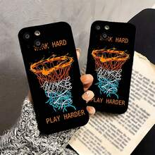 Canasta de baloncesto con texto motivacional sobre fondo negro. Esta elegante funda es compatible con los modelos  17, 16, 15, 14 Pro Max, 13, 12, 11, XR y XS Plus. Fabricada en silicona de vidrio, ofrece protección contra golpes y caídas, además de una sensación superior. Es un regalo ideal para familiares, amigos y seres queridos, y una opción perfecta para Año Nuevo. - Negro - Ver 5