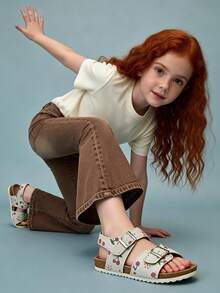 1 Pair Girls' Light Gray & White Cherry Print Faux Suede Soft Cork Sandals With Double Buckles + Ankle Strap, Non-Slip Flat Sole, Fresh & Sweet Style, Popular Design, Comfortable Soft Bottom, Ideal Children's Sandals For Summer, Holiday Gift - Xám - Xem 2