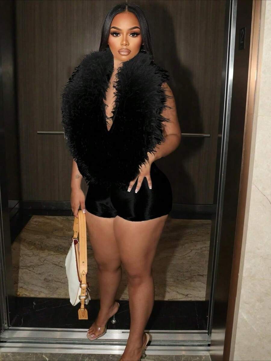 Fashion Casual Women's Elegant Feathers Deep V Halter Neck Sexy Fashion One-Piece Shorts Women Black Feather Spliced Satin Set - Luxury Deep V Top & High Waist Shorts Two-Piece For Party & Club - 黑色 - 查看 1