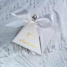 10个开斋节主题白色金字塔形礼盒，金色“Eid Mubarak”书法字体，搭配撞色缎带蝴蝶结，是开斋节派对礼品袋、伊斯兰节日装饰、奢华节日礼品、新娘送礼会回礼的完美之选。 - 7.5x7.5x7.5cm - 查看 3