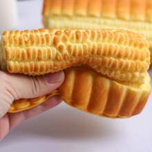 1个逼真玉米造型慢回弹减压玩具，柔软有弹性，释放情绪，桌面放松神器 - 挤压系列玩具，超柔软慢回弹触感，回弹减压设计，便携式桌面摆件 - 节日/生日礼物 - 完美礼物 - 彩色 - 查看 4