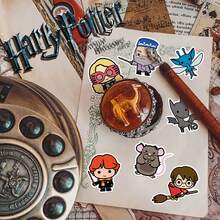Harry Potter 100 Miếng Dán Hình Hoạt Hình Bốn Trường Đại Học Chính của Hogwarts, Hình Dán Vinyl Nhân Vật  Dễ Thương Dùng Cho Bình Nước, Laptop, Ốp Điện Thoại, Mũ Bowler, Ô Tô, Số Lượng Lớn Vui Nhộn Dành Cho Người Hâm Mộ , Thanh Thiếu Niên và Người Lớn, Quà Sinh Nhật, Quà Tốt Nghiệp, Quà Trở Lại Trường Học, Hình Dán Dễ Thương [Được Cấp Phép Chính Thức] - Nhiều màu - Xem 8
