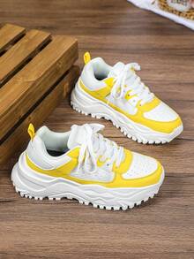 Giày thể thao đế dày nam, phối trắng vàng xen kẽ, chất liệu da chống thấm nước, kiểu dáng retro, thích hợp cho hoạt động ngoài trời và thể thao. Thiết kế đế xuồng dày với khả năng giảm sốc và đệm tốt, phù hợp cho việc đi lại hàng ngày và sử dụng quanh năm. - Trắng và vàng - Xem 6