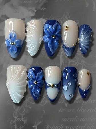 24 pièces Autocollants d'ongles élégants avec perles, rayures et motifs de lis bleus rétro en forme d'amande. Amovibles, conviennent pour un usage quotidien, le travail, les sorties, en cadeau pour les femmes. Comprend 1 pièce de gel de gelée + 1 pièce de lime à ongles