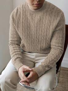 Pulover bărbătesc cu guler rotund și frânghie răsucită