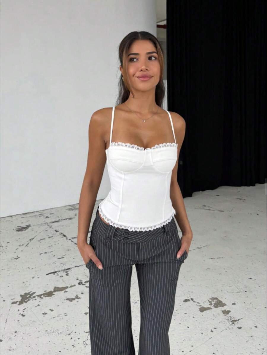 Women's Lace Sleeveless Slim Fit Fitted Tank Top With Thin Straps And Lace Trim Detail Perfect For Going Out Party Tops And Casual Summer Wear - 白色 - 查看 1