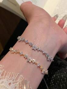 1. 闪亮立方氧化锆五叶花手链，精致女士可调节链条手链，适合派对、日常、婚礼及其他场合佩戴