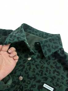 Camisa de manga larga con botones, bolsillos y estampado de leopardo de pana para vacaciones - Verde Oscuro - Ver 3