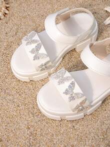 1双女童蝴蝶亮钻白色PU凉鞋，露趾设计，厚底，舒适防滑，甜美闪亮的夏季沙滩鞋 - 白色 - 查看 7