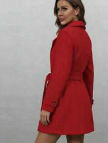 这款女士经典双排扣领大衣，红色，适合秋冬季节穿着，采用腰带设计，配有口袋，中长款廓形，保暖混纺面料。 - 紅色 - 查看 2