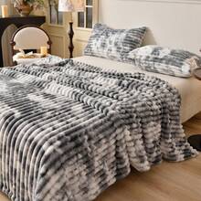 1件纯色条纹柔软舒适毛绒毯，圣诞礼物之选，多功能用途，适用于床、沙发、旅行、办公室、卧室装饰，四季皆宜 - 奢华双面仿兔毛毯，舒适条纹法兰绒，柔软保暖，适合小憩、办公、露营、沙发 - 多功能涤纶床罩，完美的圣诞礼物 - 水墨灰 - 查看 7