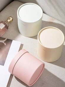 1个圆形纯色小桶，搭配场景花卉，可用于花卉艺术DIY包装、空盒、礼品包装盒、节日装饰等。