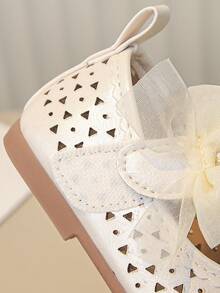 1双女童时尚蕾丝蝴蝶结简约刺绣花卉手工仿珍珠激光穿孔珠光PU透气TPR防滑鞋底圆头柔软耐磨公主凉鞋，适合搭配连衣裙、钢琴演奏，春夏秋季穿着。 - 米色 - 查看 9