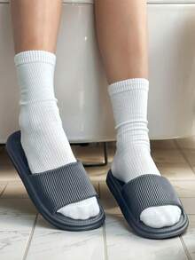 春夏新款时尚简约男士家居拖鞋，适合日常休闲穿着，百搭实用。厚底设计，透气柔软，穿着舒适。采用EVA材质，防滑、防臭、抗菌、速干、超强减震。适用于海滩、户外、室内卧室、浴室等多种场合，是男士和情侣的时尚之选，也可作为浴室拖鞋使用。 - 多色 - 查看 6