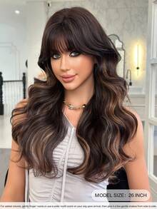 NICKY WALL 26英寸深棕色长卷发合成假发，带自然刘海，金色挑染，柔软耐热纤维假发，女士波浪假发，适合日常、派对、节日等场合佩戴，是馈赠佳品。 - 深棕色 - 查看 6