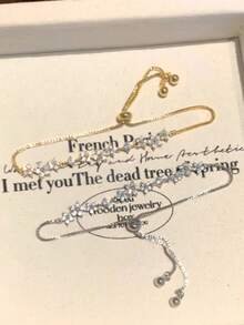 1. 闪亮立方氧化锆五叶花手链，精致女士可调节链条手链，适合派对、日常、婚礼及其他场合佩戴