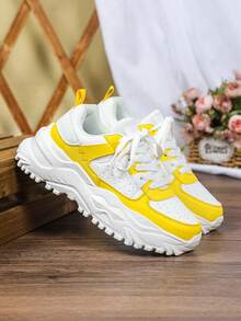 Giày thể thao đế dày nam, phối trắng vàng xen kẽ, chất liệu da chống thấm nước, kiểu dáng retro, thích hợp cho hoạt động ngoài trời và thể thao. Thiết kế đế xuồng dày với khả năng giảm sốc và đệm tốt, phù hợp cho việc đi lại hàng ngày và sử dụng quanh năm. - Trắng và vàng - Xem 3