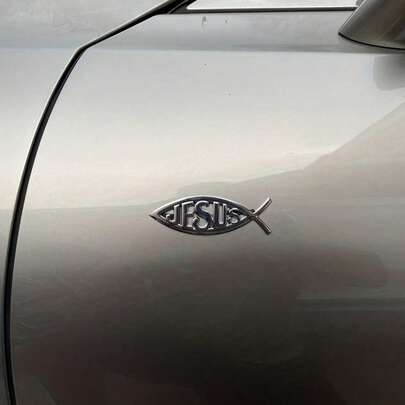3D Metallic Jesus Fish Car Emblem - Popular Religious Car Sticker For Vehicle Decoration. High-Quality Zinc Alloy Jesus Fish Car Decal With 3D Stereoscopic Design, Visually Striking. As A Classic Christian Fish Symbol, It Perfectly Expresses Faith While Adding Personalized Charm To Your Car. Suitable For Car Body, Windows And Doors, Easy To Install Without Damaging Paint Or Leaving Adhesive Residue.