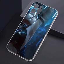 Jinx de Arcane observa las luces azules. Esta elegante funda es compatible con los modelos  17, 16, 15, 14 Pro Max, 13, 12, 11, XR y XS Plus. Fabricada en silicona de vidrio, ofrece protección contra golpes y caídas, además de una sensación superior. Es un regalo ideal para familiares, amigos y seres queridos, y una opción perfecta para Año Nuevo. - transparente - Ver 3