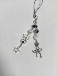 1条创意珍珠蝴蝶结粉色手机挂绳/相机背带。注意：由于拍摄角度和放大倍数不同，实际尺寸可能与照片略有差异。