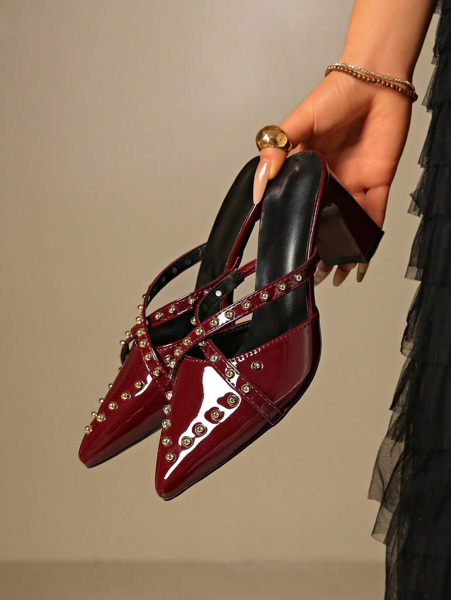 Giày cao gót mũi nhọn thanh lịch dành cho nữ, đế dày, trang trí đinh tán và dây xích kim loại, phù hợp cho đi làm, hộp đêm, tiệc tùng, đám cưới, hoạt động ngoài trời. Khóa cài bằng da, gót vuông, màu đỏ rượu vang, đen, đỏ, phối cùng váy. - Màu Đỏ Sâu - Xem 1