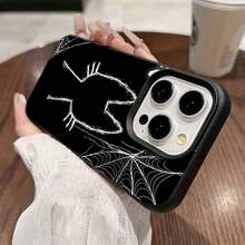 Silueta de gato negro con huellas y telarañas. Esta elegante funda es compatible con los modelos  17, 16, 15, 14 Pro Max, 13, 12, 11, XR y XS Plus. Fabricada en silicona TPU, ofrece protección contra golpes y caídas, además de una sensación superior. Es un regalo ideal para familiares, amigos y seres queridos, y una opción perfecta para Año Nuevo. - Negro - Ver 2