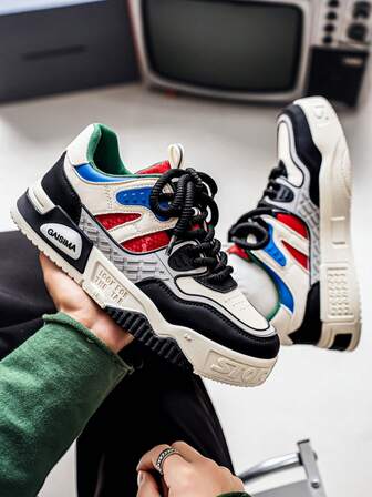 Herr nya mångsidiga nischiga originella casual sneakers, tjocka sular med halkfria sportskor, färgglada lapptäcksdesign casual sneakers