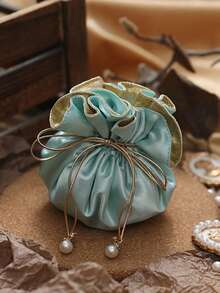 Elegante Saco de Presente de Casamento de Seda Verde Menta com Detalhes Dourados - Fechamento com Cordão, Perfeito para Doces e Pequenos Presentes, Ideal para Casamentos e Ocasiões Especiais. Saco de Presente de Casamento | Design Elegante | Material de Seda, Presente de Casamento, Saco de Presente, Embalagem de Presente, Saco de Natal, Saco de Presente Pequeno, Lembrança de Casamento, Presente para Convidado de Casamento - Multicolorido - Visão 5