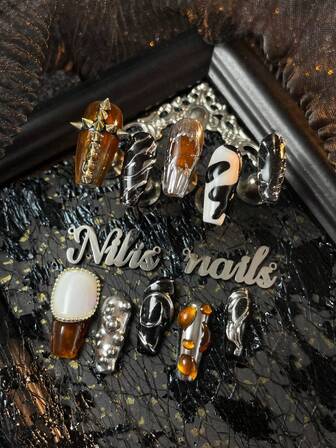 10 st handgjorda akrylnagelklistermärken, kistformade naglar, svart-gul-silver 3-färgade naglar, svarta och vita tie-dye-naglar, franska gula naglar, dekorerade med 3D-metalliska nitar och pärlkedjor, handgjorda geometriska mönster i krompulver, nagelkonstset i Y2K-stil, lämplig för tjejer och kvinnor för högtider, vardagsliv, sammankomster, fester, inkluderar 1 mininagelfil och 1 dubbelsidig självhäftande etikett