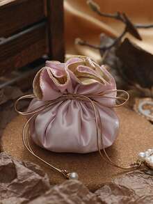 Elegante Saco de Presente de Casamento de Seda Verde Menta com Detalhes Dourados - Fechamento com Cordão, Perfeito para Doces e Pequenos Presentes, Ideal para Casamentos e Ocasiões Especiais. Saco de Presente de Casamento | Design Elegante | Material de Seda, Presente de Casamento, Saco de Presente, Embalagem de Presente, Saco de Natal, Saco de Presente Pequeno, Lembrança de Casamento, Presente para Convidado de Casamento - Multicolorido - Visão 3