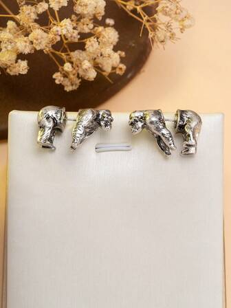 Pendientes de botón con diseño de animales únicos (gorila, caballo, lagarto) en tono plateado envejecido, con diseño personalizado