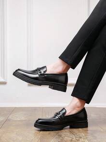 Zapatos de hombre de estilo universitario preppy de metal puro con resorte de oficina nuevos, zapatos casuales versátiles de estilo coreano y británico de unicolor con borlas para vestir, salir, calle, todas las temporadas - Negro - Ver 3