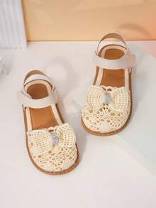1 Pair Of Girls' Crochet Lace Rhinestone Bow Style PU Sandals With Exposed Toes, Flat Bottom, Comfortable, Breathable, Sweet And Elegant Summer Vacation Shoes - Champagne - View 1