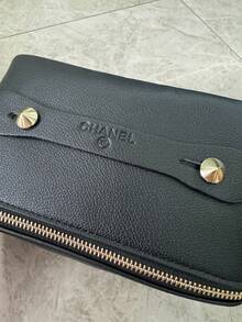 CHANEL 大号Logo防水化妆包，棕色内衬，多隔层设计，容量大，适合旅行、日常使用，也可作为高档礼品。